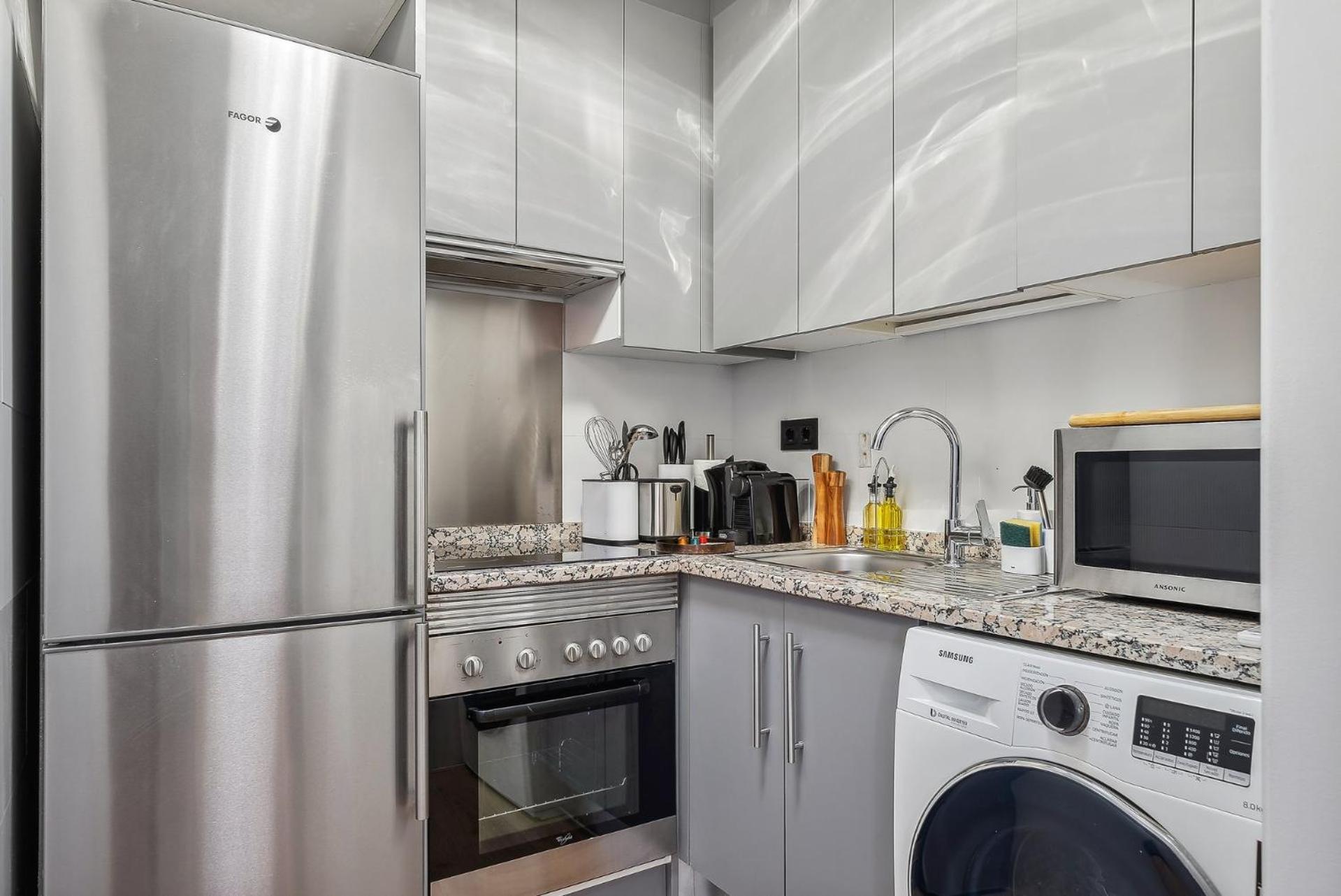 Limehome Madrid Calle De Santa Ana - Estancia Temporal Ngoại thất bức ảnh